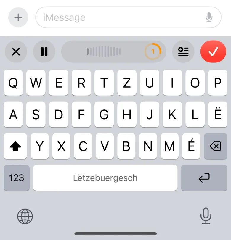 The Diktatur keyboard while dictating: a bar above the QWERTZ keys shows the audio level and buttons to discard, pause, transcribe and continue, and finish. The keys include Ë and É.
